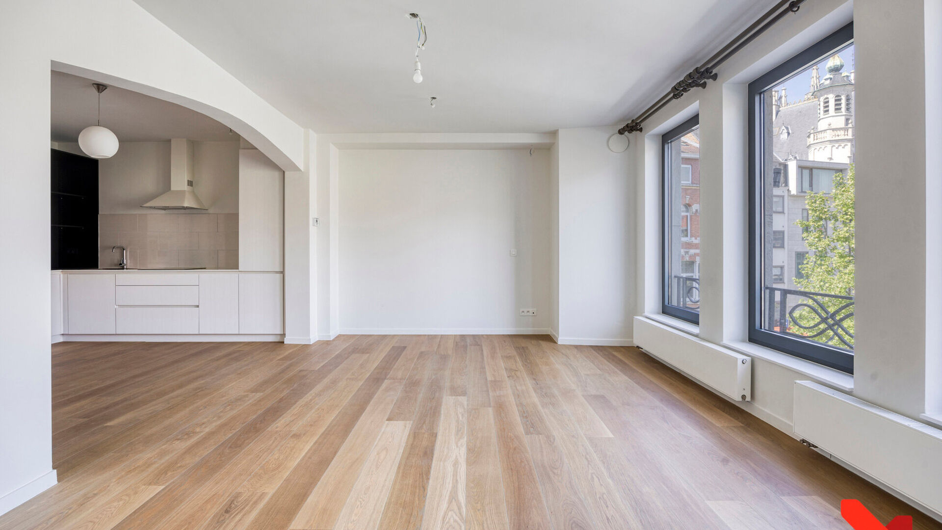 Leefruimte met panoramische ramen.